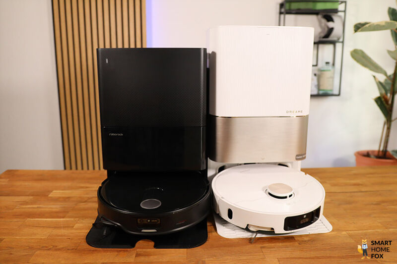Roborock QRevo Slim Station neben der Dreame X40 Ultra Station